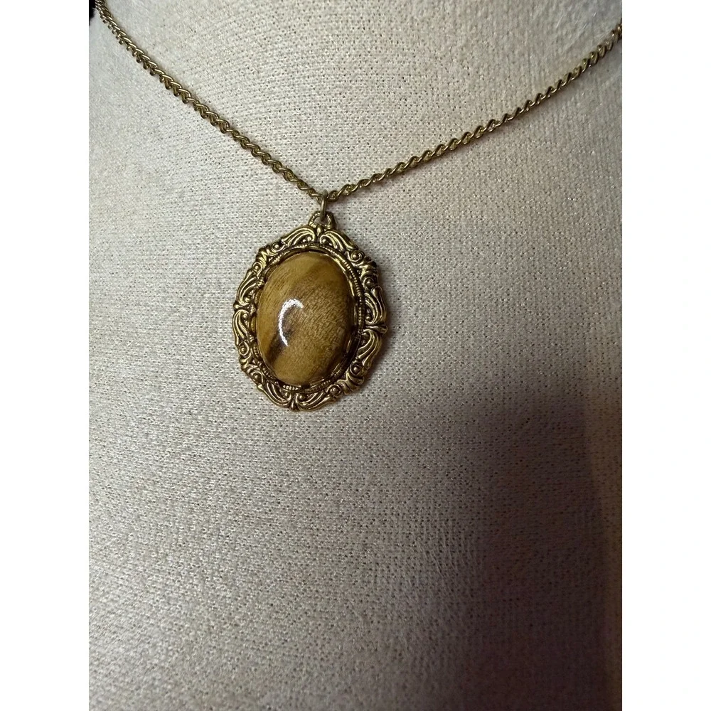 Vintage Gold Tone Oval Faux Tigers Eye Cabochon Pendant Necklace 24 Inch Chain